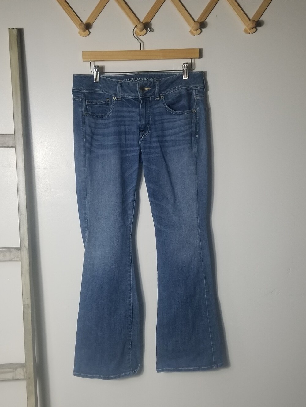 AMERICAN EAGLE WOMEN'S KICK BOOT JEANS SIZE 8 SHORT